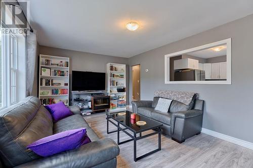 1332 Victoria Street, Petawawa, ON - Indoor Photo Showing Living Room