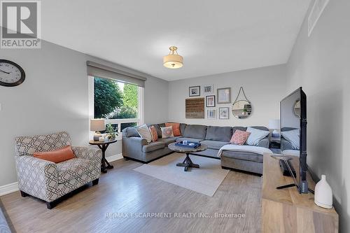 1558 Upper Wellington Street, Hamilton, ON - Indoor Photo Showing Living Room