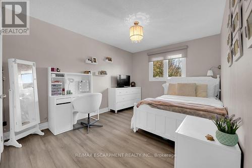 1558 Upper Wellington Street, Hamilton, ON - Indoor Photo Showing Bedroom