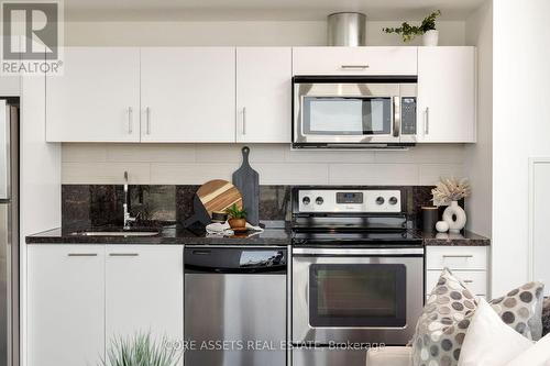 806 - 70 Distillery Lane, Toronto, ON - Indoor Photo Showing Kitchen With Upgraded Kitchen