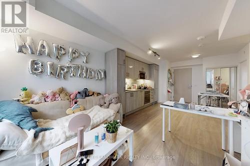 810 - 77 Mutual Street, Toronto, ON - Indoor Photo Showing Living Room