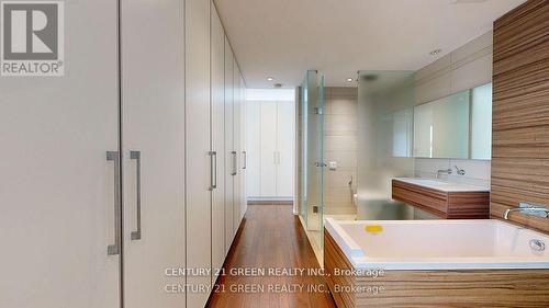 8 - 56 Lippincott Street, Toronto, ON - Indoor Photo Showing Bathroom