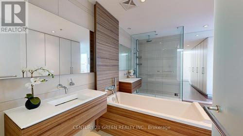 8 - 56 Lippincott Street, Toronto, ON - Indoor Photo Showing Bathroom