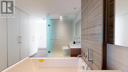 8 - 56 Lippincott Street, Toronto, ON - Indoor Photo Showing Bathroom