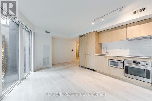 303 - 60 Shuter Street, Toronto, ON - Indoor Photo Showing Kitchen