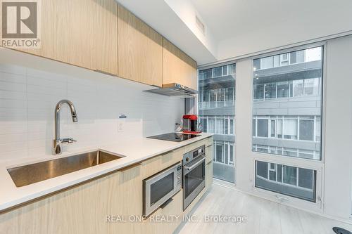 303 - 60 Shuter Street, Toronto, ON - Indoor Photo Showing Kitchen