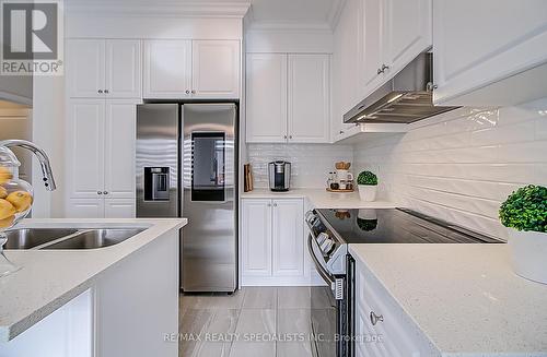 4 Clermiston Crescent, Brampton, ON - Indoor Photo Showing Kitchen With Double Sink With Upgraded Kitchen