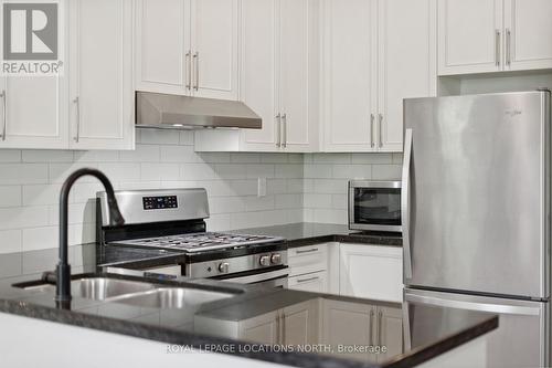 6 Blasi Court, Wasaga Beach, ON - Indoor Photo Showing Kitchen With Double Sink With Upgraded Kitchen