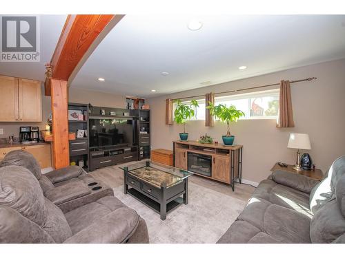 4505 16 Street, Vernon, BC - Indoor Photo Showing Living Room