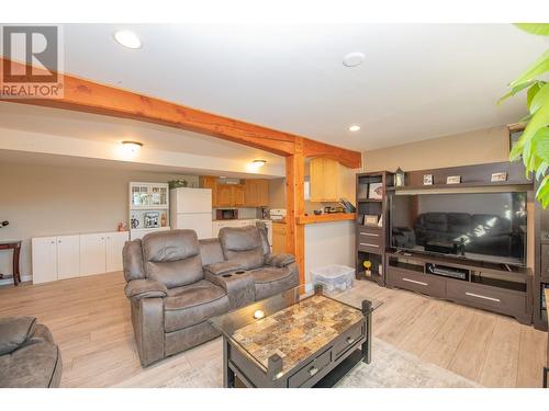 4505 16 Street, Vernon, BC - Indoor Photo Showing Living Room