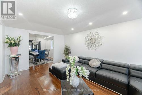 35 Jones Drive, Barrie, ON - Indoor Photo Showing Living Room