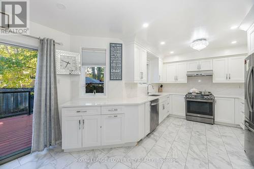 35 Jones Drive, Barrie, ON - Indoor Photo Showing Kitchen