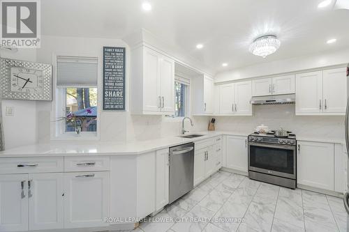 35 Jones Drive, Barrie, ON - Indoor Photo Showing Kitchen