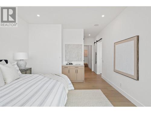 9857 Beacon Hill Drive, Lake Country, BC - Indoor Photo Showing Bedroom