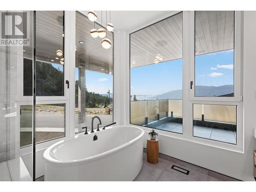 9857 Beacon Hill Drive, Lake Country, BC - Indoor Photo Showing Bathroom