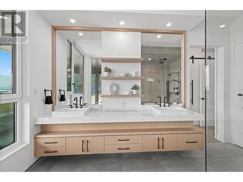 9857 Beacon Hill Drive, Lake Country, BC - Indoor Photo Showing Bathroom