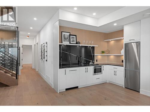 9857 Beacon Hill Drive, Lake Country, BC - Indoor Photo Showing Kitchen With Upgraded Kitchen