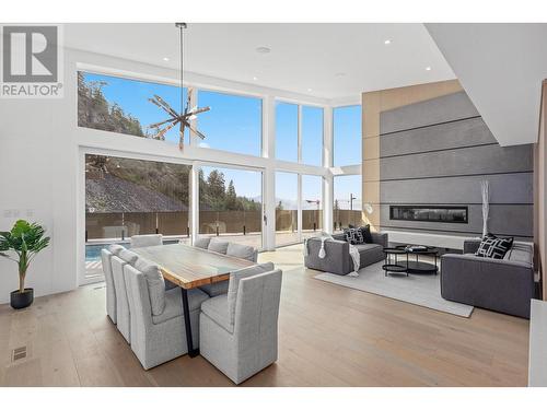 9857 Beacon Hill Drive, Lake Country, BC - Indoor Photo Showing Living Room