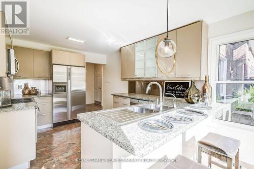 74 Attridge Drive, Aurora, ON - Indoor Photo Showing Kitchen With Double Sink With Upgraded Kitchen