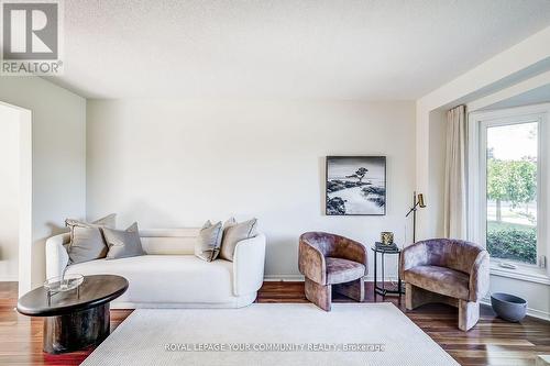 74 Attridge Drive, Aurora, ON - Indoor Photo Showing Living Room