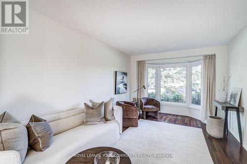 74 Attridge Drive, Aurora, ON - Indoor Photo Showing Living Room