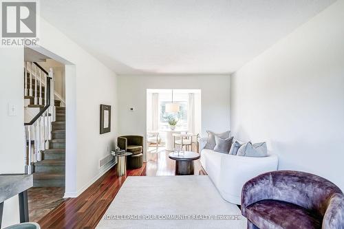 74 Attridge Drive, Aurora, ON - Indoor Photo Showing Living Room