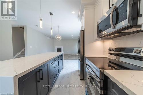 1 Alicia Crescent, Thorold, ON - Indoor Photo Showing Kitchen With Upgraded Kitchen