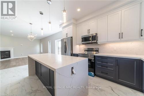 1 Alicia Crescent, Thorold, ON - Indoor Photo Showing Kitchen With Upgraded Kitchen