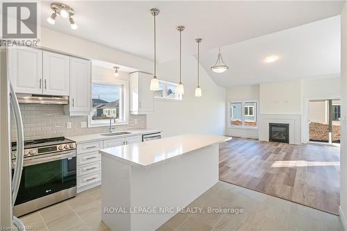 54 Beachwalk Crescent, Fort Erie, ON - Indoor Photo Showing Kitchen With Upgraded Kitchen