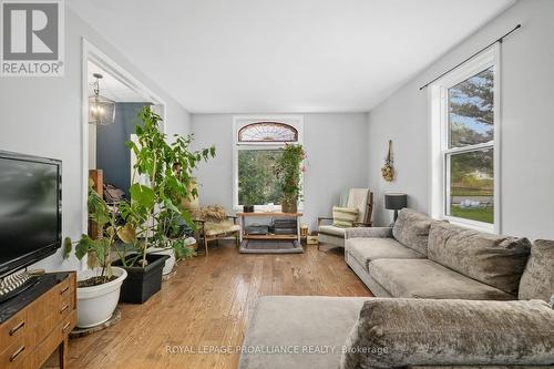 5244 Highway 37, Tweed, ON - Indoor Photo Showing Living Room