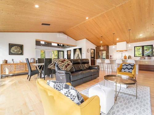 Vue d'ensemble - 16 Rue Du Sommet, Saint-Hippolyte, QC - Indoor Photo Showing Living Room