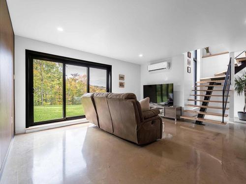 Salle familiale - 16 Rue Du Sommet, Saint-Hippolyte, QC - Indoor Photo Showing Living Room