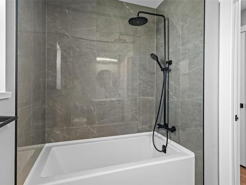 209-2555 Dingwall St, Duncan, BC - Indoor Photo Showing Bathroom