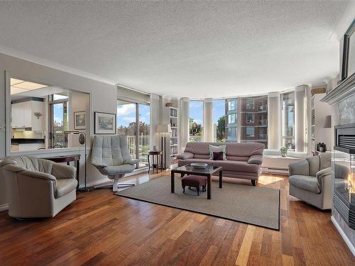 400-636 Montreal St, Victoria, BC - Indoor Photo Showing Living Room