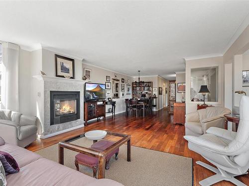 400-636 Montreal St, Victoria, BC - Indoor Photo Showing Living Room With Fireplace