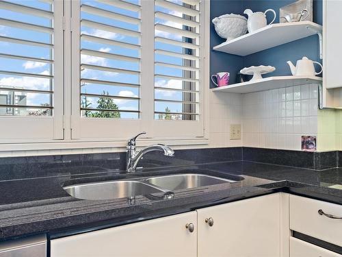 400-636 Montreal St, Victoria, BC - Indoor Photo Showing Kitchen With Double Sink