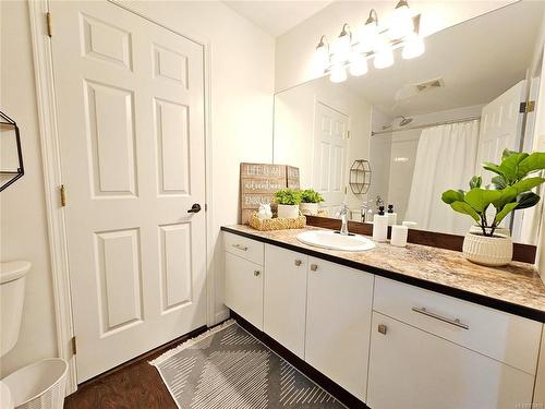 103-3156 Island Hwy West, Qualicum Beach, BC - Indoor Photo Showing Bathroom