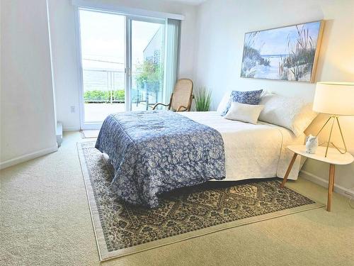 103-3156 Island Hwy West, Qualicum Beach, BC - Indoor Photo Showing Bedroom