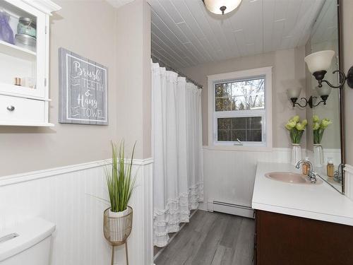 282 Mount Baldy Road, Thunder Bay, ON - Indoor Photo Showing Bathroom