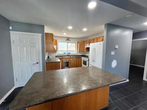 2371 Tranquille Rd, Kamloops, BC - Indoor Photo Showing Kitchen With Double Sink