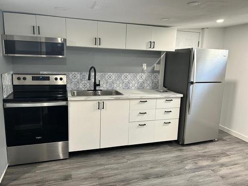 2371 Tranquille Rd, Kamloops, BC - Indoor Photo Showing Kitchen With Double Sink