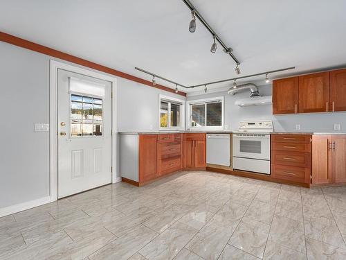 1429 Soues Street, Clinton, BC - Indoor Photo Showing Kitchen