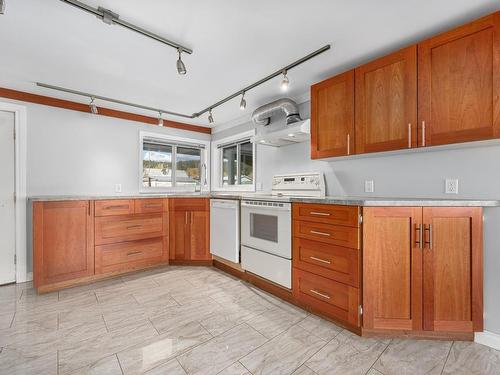 1429 Soues Street, Clinton, BC - Indoor Photo Showing Kitchen