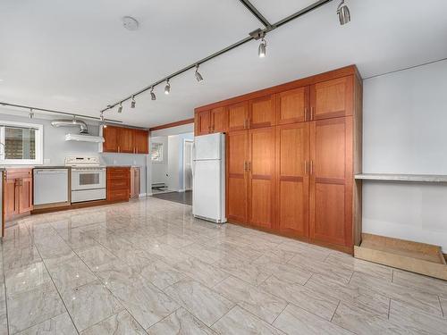 1429 Soues Street, Clinton, BC - Indoor Photo Showing Kitchen