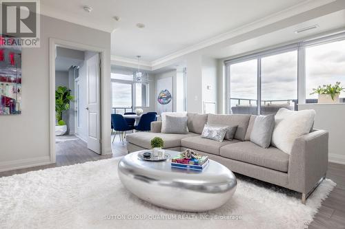 Lph03 - 400 Adelaide Street E, Toronto, ON - Indoor Photo Showing Living Room