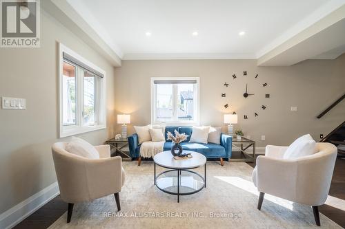 22 Mitchell Avenue, Whitchurch-Stouffville, ON - Indoor Photo Showing Living Room