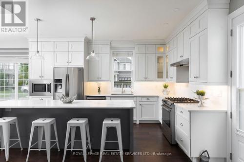 2457 Clayborne Place, Oakville, ON - Indoor Photo Showing Kitchen With Upgraded Kitchen