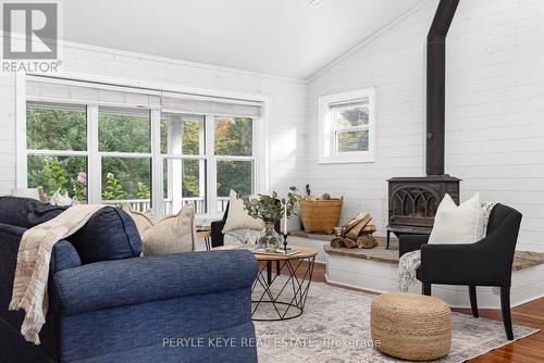 1165 Walker Lake Drive, Huntsville, ON - Indoor Photo Showing Living Room