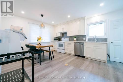 10 Dixie Avenue, Niagara-On-The-Lake, ON - Indoor Photo Showing Kitchen