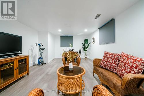 10 Dixie Avenue, Niagara-On-The-Lake, ON - Indoor Photo Showing Living Room